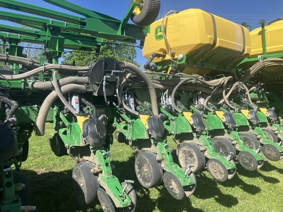 Image of John Deere 1775 equipment image 1