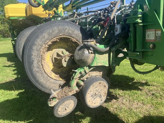 Image of John Deere 1775 equipment image 4