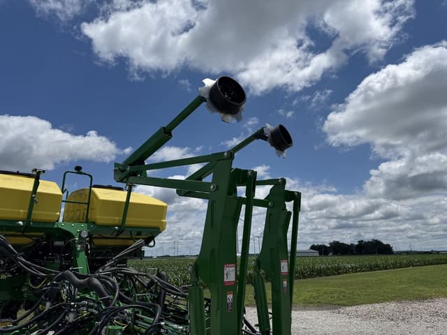 Image of John Deere 1775 equipment image 3