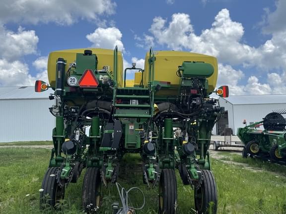 Image of John Deere 1775 equipment image 2