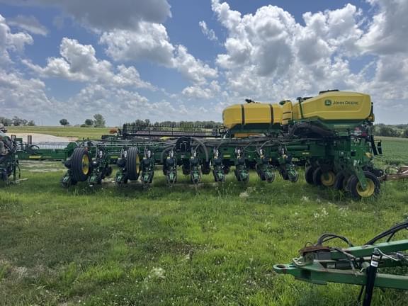 Image of John Deere 1775 equipment image 4