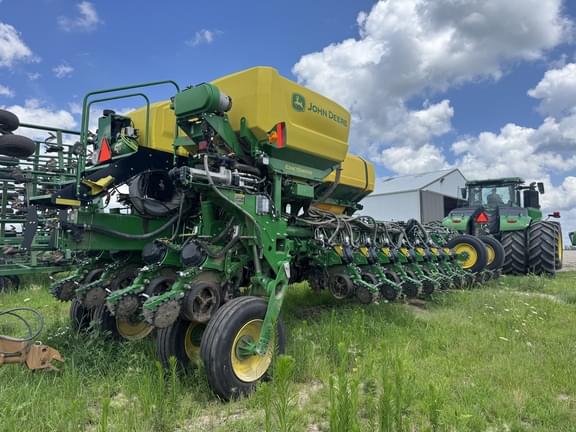 Image of John Deere 1775 equipment image 1