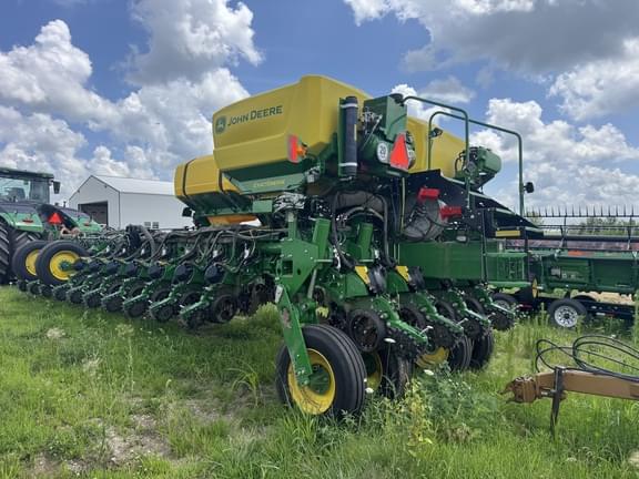 Image of John Deere 1775 equipment image 3