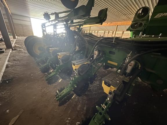 Image of John Deere 1775 equipment image 4