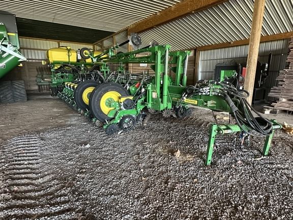 2025 John Deere 1775 Equipment Image0