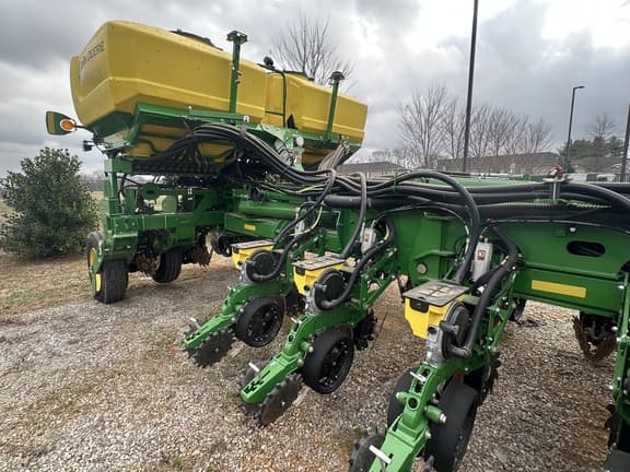 Image of John Deere 1775 equipment image 4