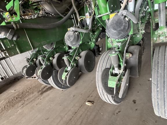 Image of John Deere 1775 equipment image 2
