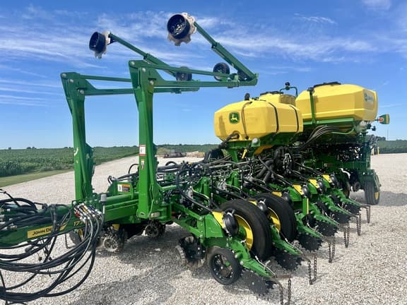 Image of John Deere 1775 equipment image 1
