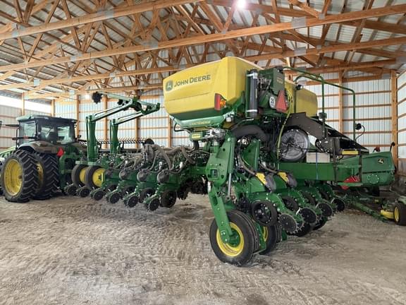 Image of John Deere 1775 equipment image 2