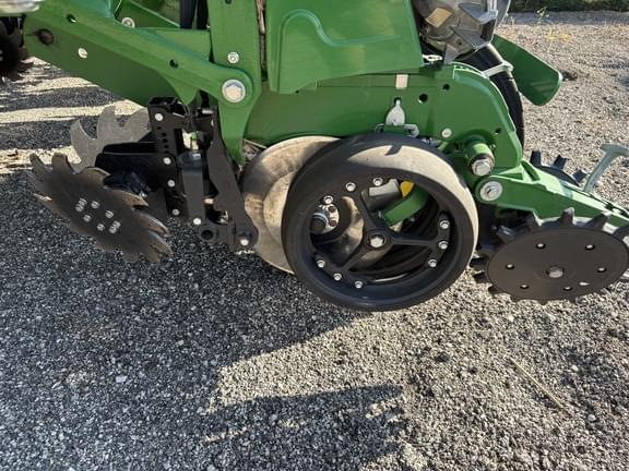 Image of John Deere 1775 equipment image 2