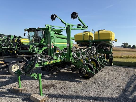 Image of John Deere 1775 Primary image