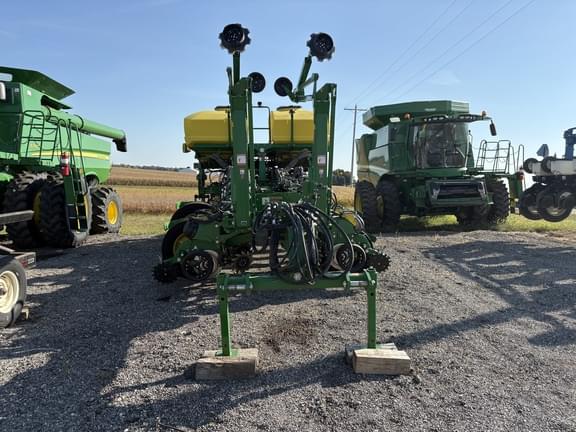 Image of John Deere 1775 equipment image 1
