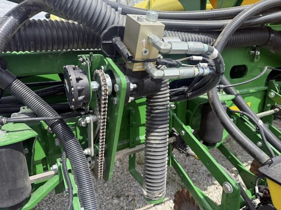 Image of John Deere 1775 equipment image 2