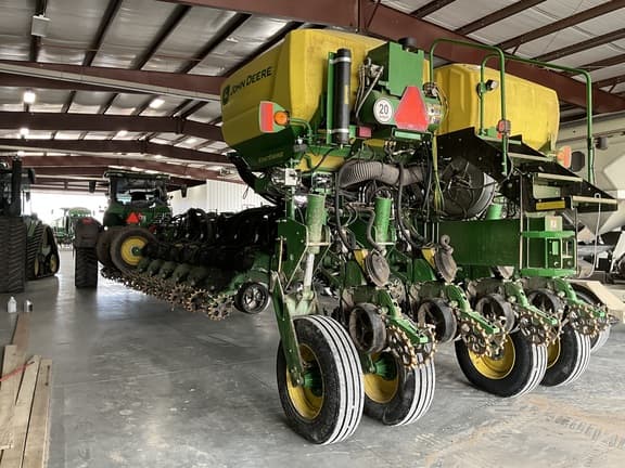 Image of John Deere 1775 equipment image 3