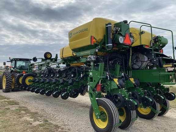 Image of John Deere 1775 equipment image 2