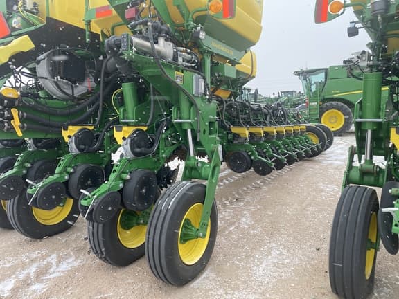 Image of John Deere 1775 equipment image 4