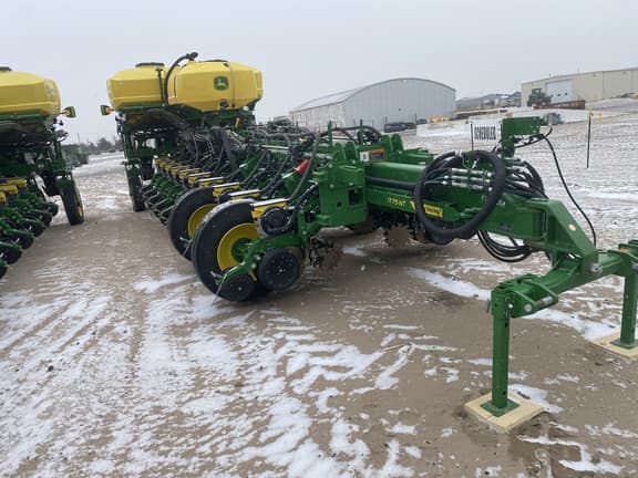 Image of John Deere 1775 equipment image 1
