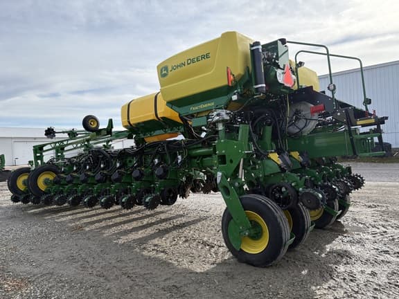 Image of John Deere 1775 equipment image 3