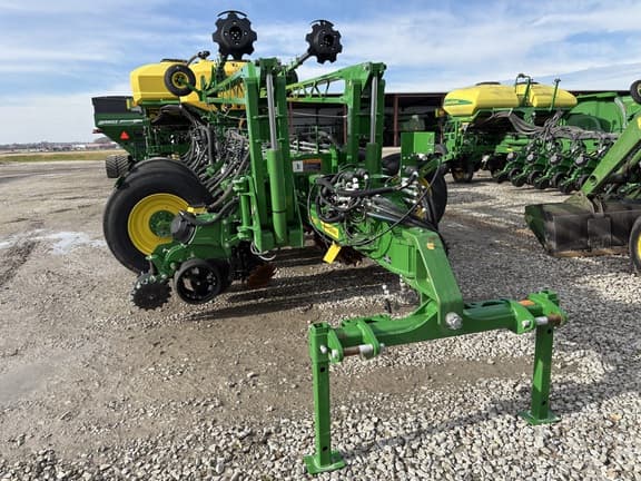 Image of John Deere 1775 equipment image 1