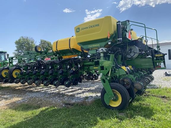 Image of John Deere 1775 equipment image 4