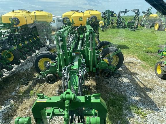 Image of John Deere 1775 equipment image 2