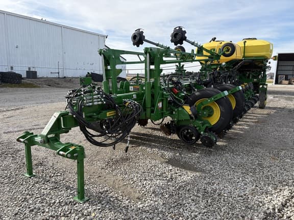 Image of John Deere 1775 equipment image 2