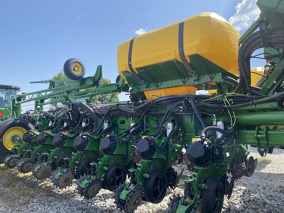 Image of John Deere 1775 equipment image 3