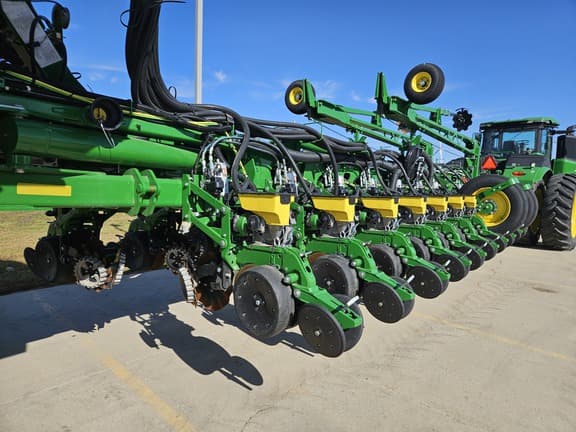 Image of John Deere 1775 equipment image 4