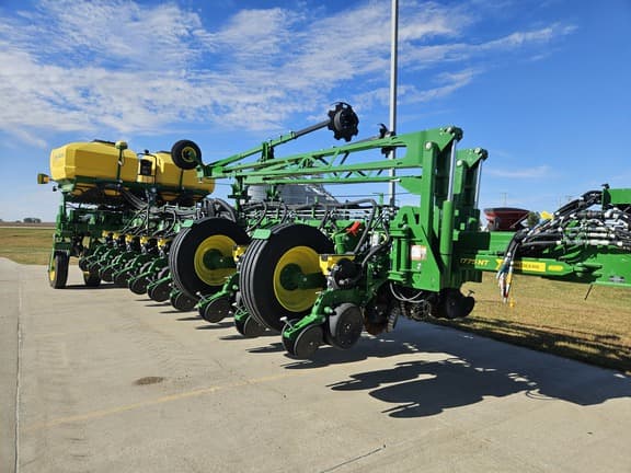 Image of John Deere 1775 equipment image 1