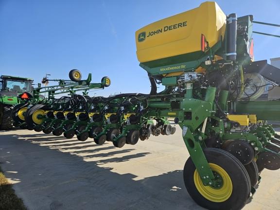 Image of John Deere 1775 equipment image 4