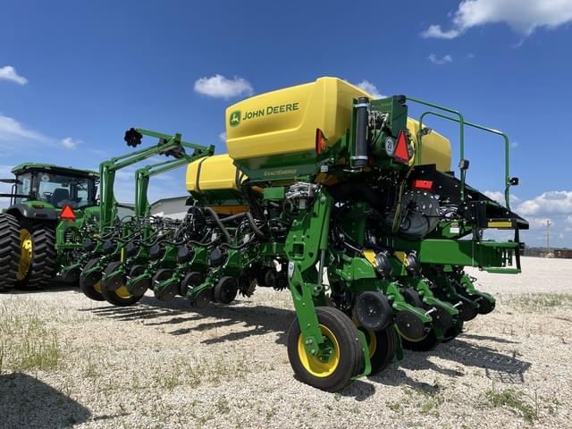 Image of John Deere 1775 equipment image 3