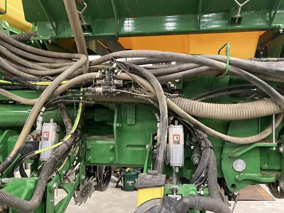 Image of John Deere 1775 equipment image 4