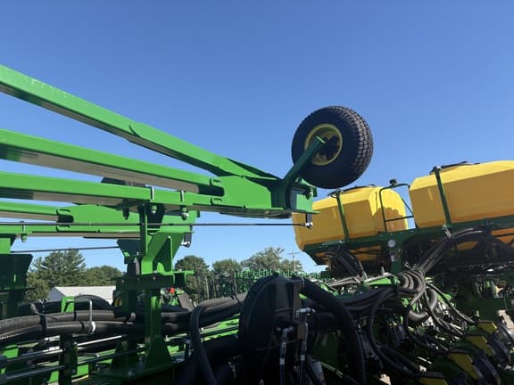 Image of John Deere 1775 equipment image 3