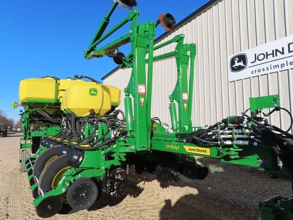 Image of John Deere 1775 equipment image 4