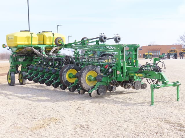 Image of John Deere 1775 equipment image 2