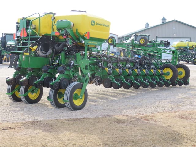 Image of John Deere 1775 equipment image 4