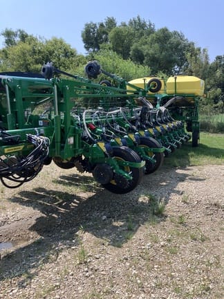 2025 John Deere 1775 Equipment Image0