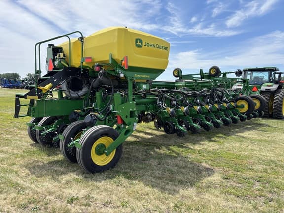 Image of John Deere 1775 equipment image 4