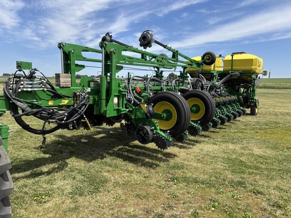 2025 John Deere 1775 Equipment Image0