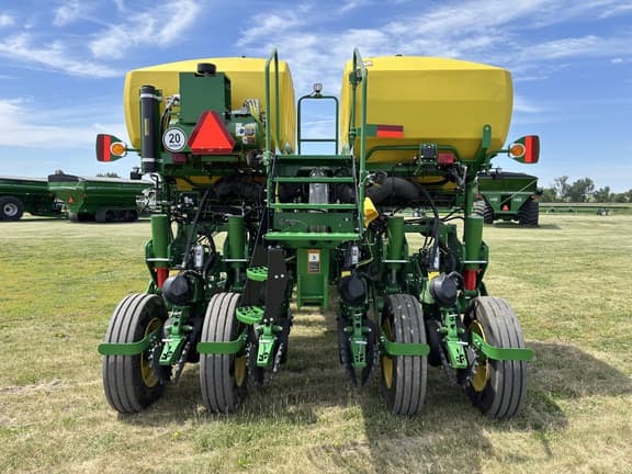 Image of John Deere 1775 equipment image 3