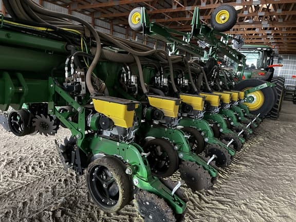 Image of John Deere 1775 equipment image 3