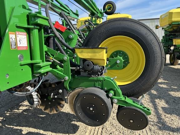 Image of John Deere 1775 equipment image 2