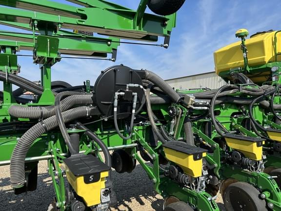 Image of John Deere 1775 equipment image 4