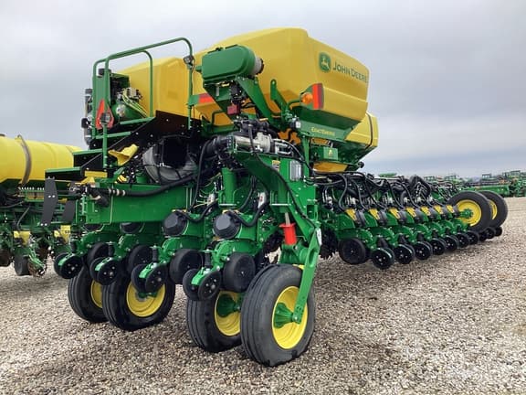 Image of John Deere 1775 equipment image 3