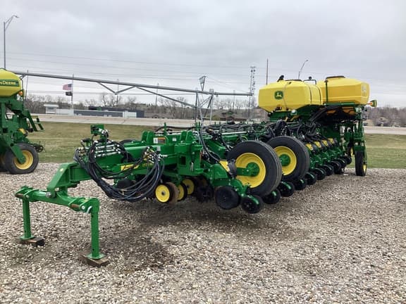 Image of John Deere 1775 equipment image 2