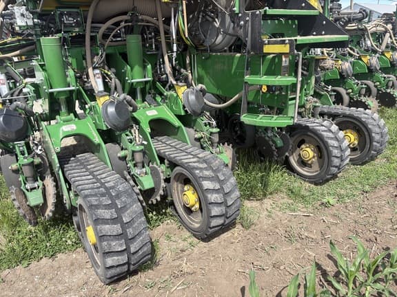 Image of John Deere 1775 equipment image 4