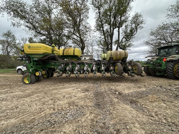 2025 John Deere 1775 Equipment Image0