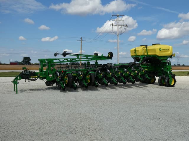 Image of John Deere 1775 equipment image 2