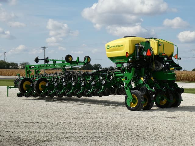 Image of John Deere 1775 equipment image 4