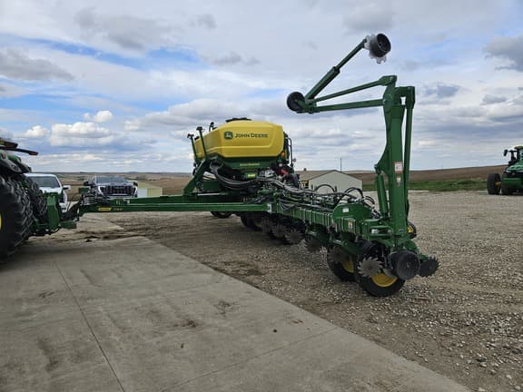 Image of John Deere 1775 equipment image 4